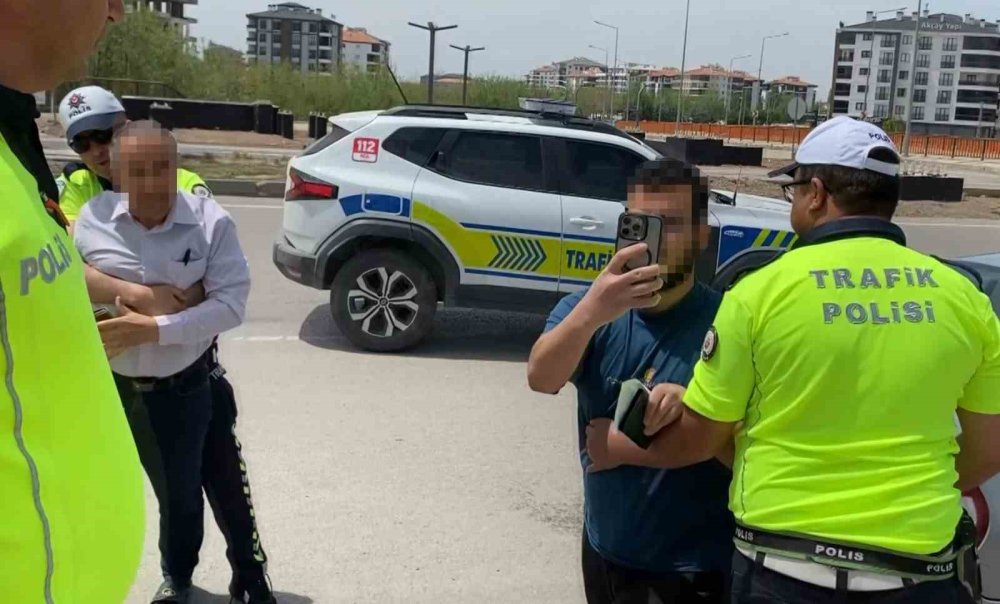 Plakasını Bantla Kapattı, “Cenazemiz Var” Deyip Basına Saldırdı