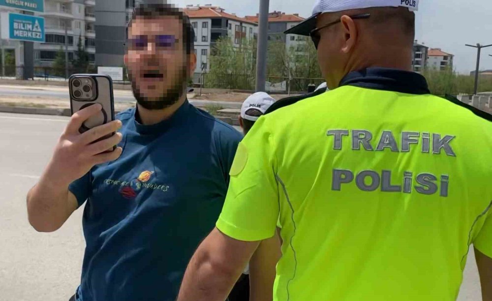 Plakasını Bantla Kapattı, “Cenazemiz Var” Deyip Basına Saldırdı