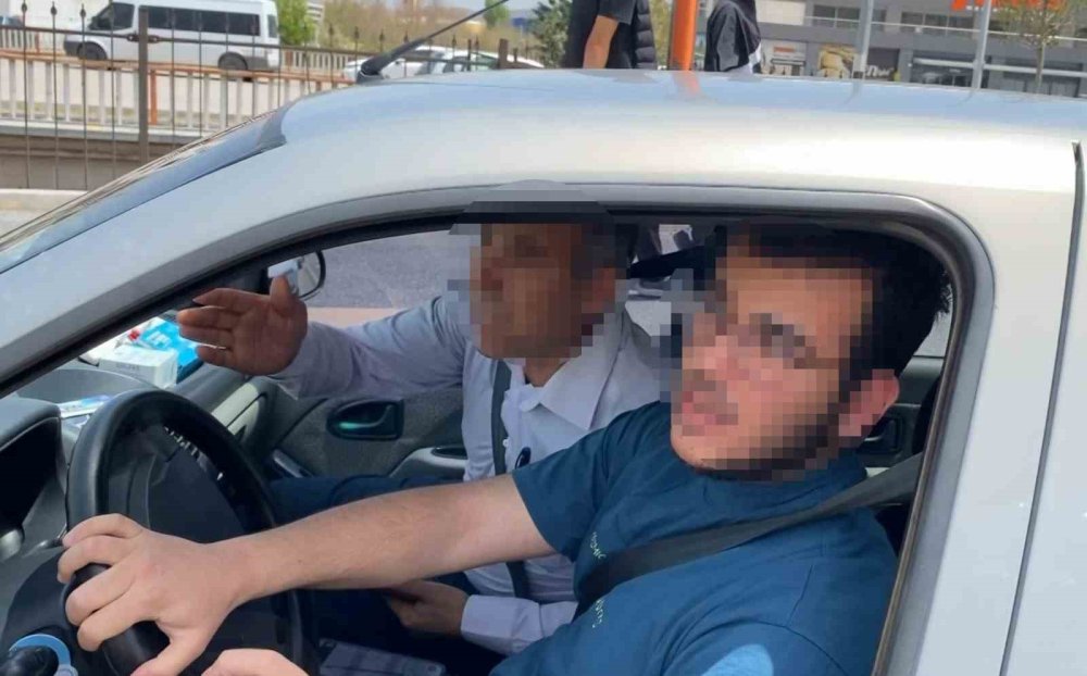 Plakasını Bantla Kapattı, “Cenazemiz Var” Deyip Basına Saldırdı