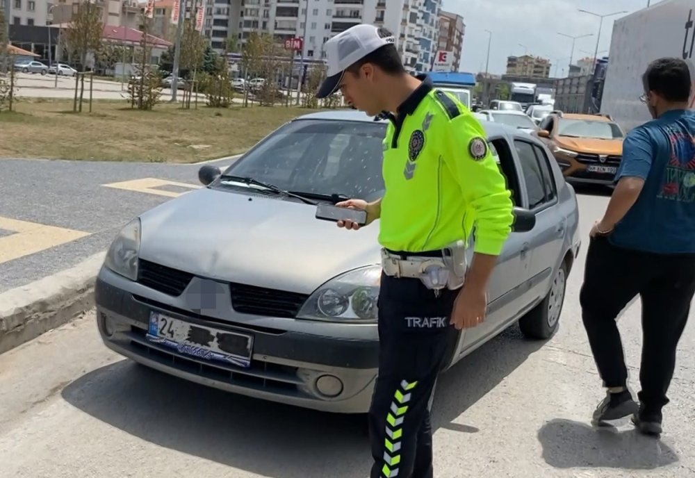 Plakasını Bantla Kapattı, “Cenazemiz Var” Deyip Basına Saldırdı