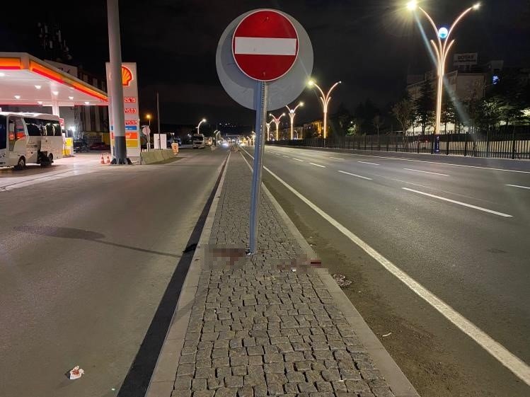 Trafik levhası motosikletli iki kişinin sonu oldu