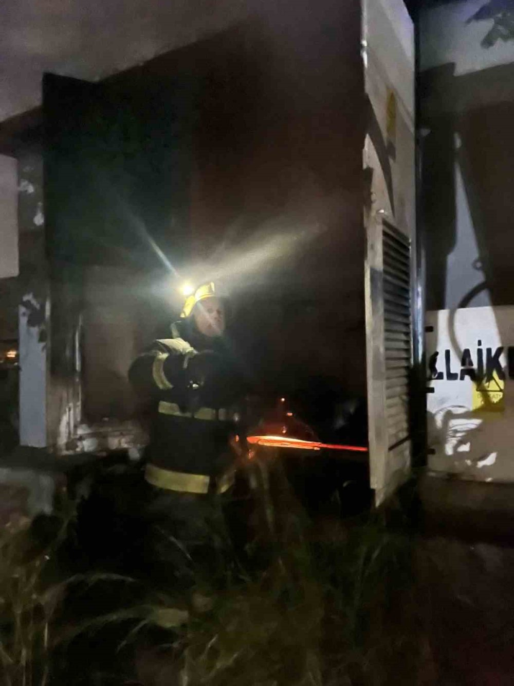 Trafo yandı mahalle elektriksiz kaldı