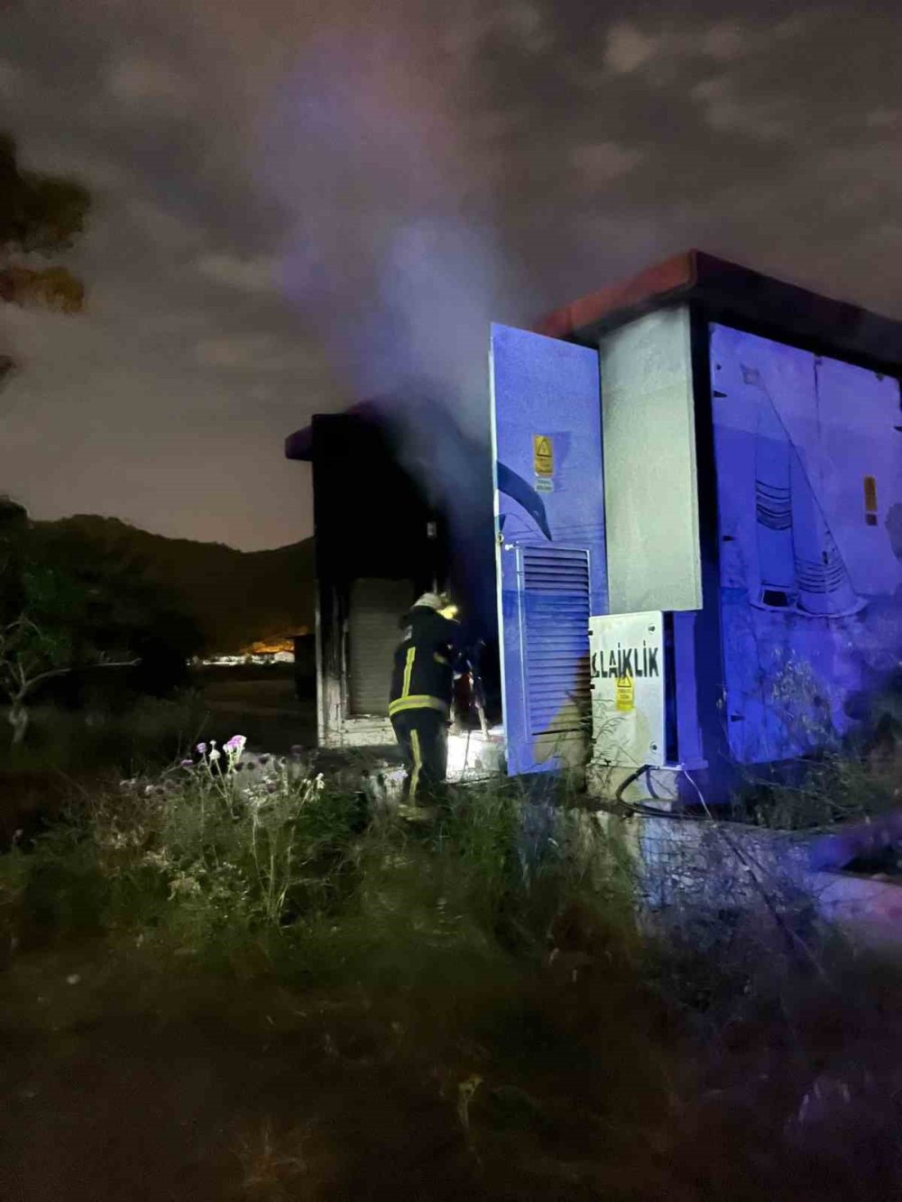 Trafo yandı mahalle elektriksiz kaldı