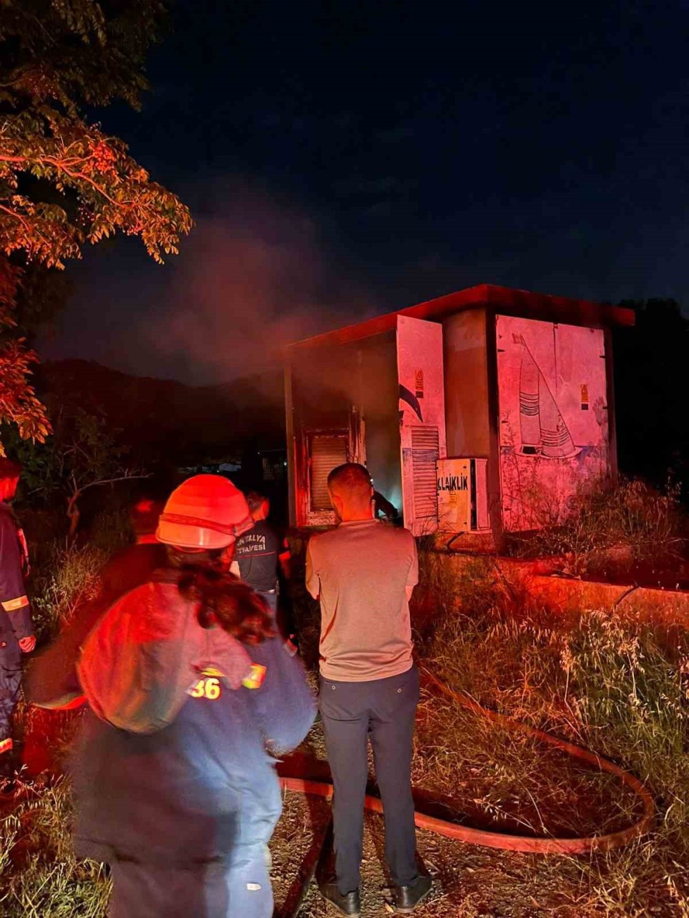 Trafo yandı mahalle elektriksiz kaldı