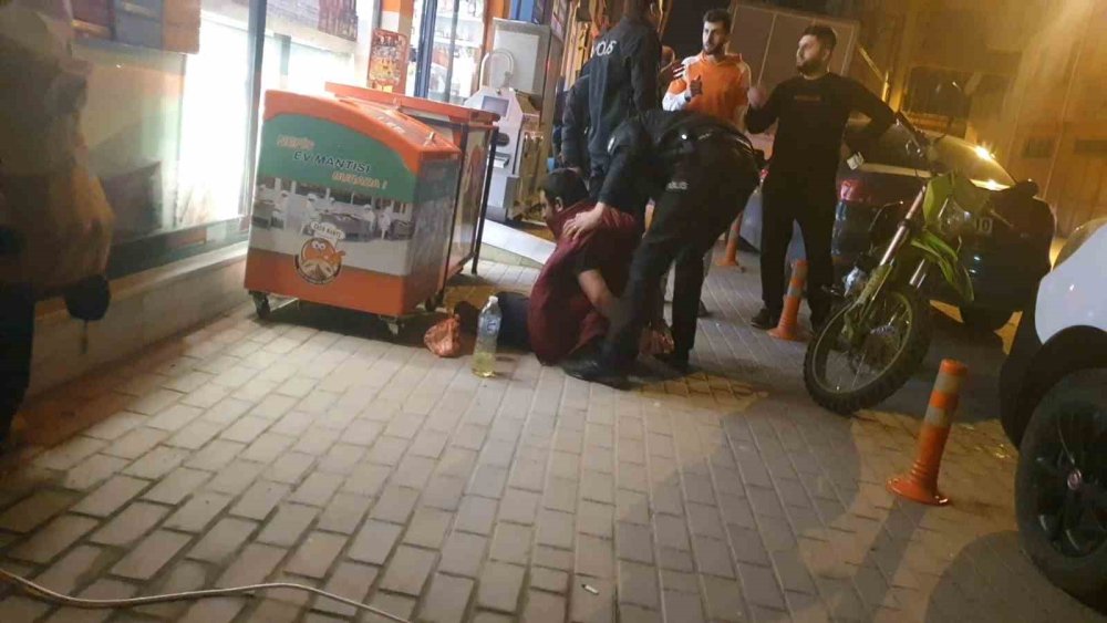 Bakkalı kundaklamaya çalışırken polislere yakalandı