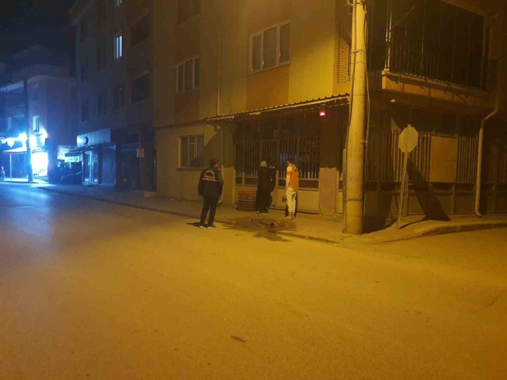Bakkalı kundaklamaya çalışırken polislere yakalandı