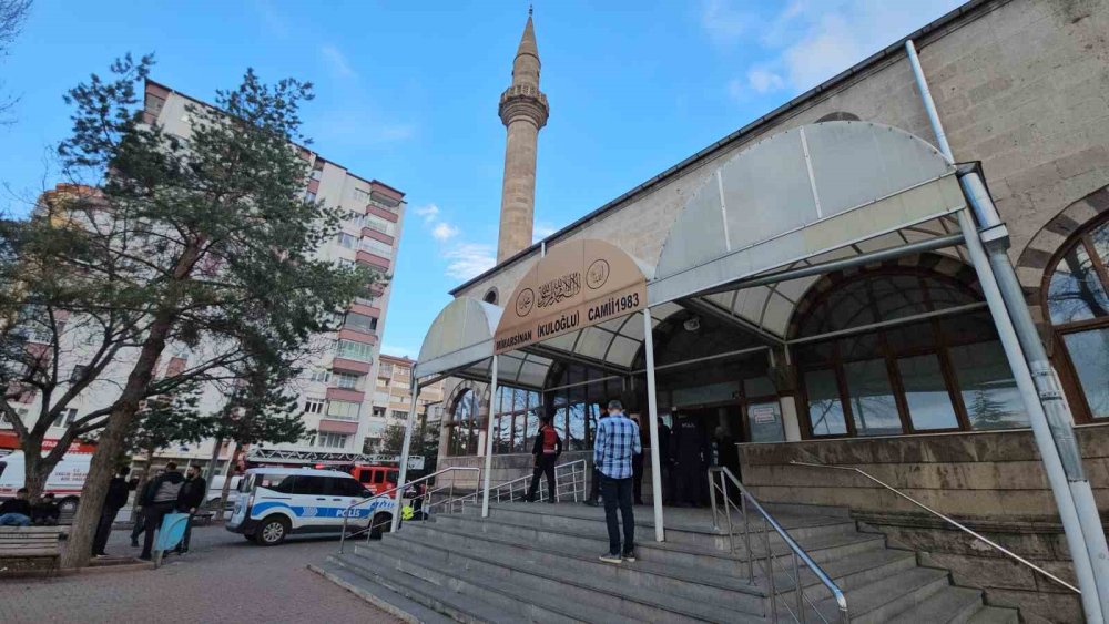 Atlamak için minareye çıktı, ekipler alarma geçti