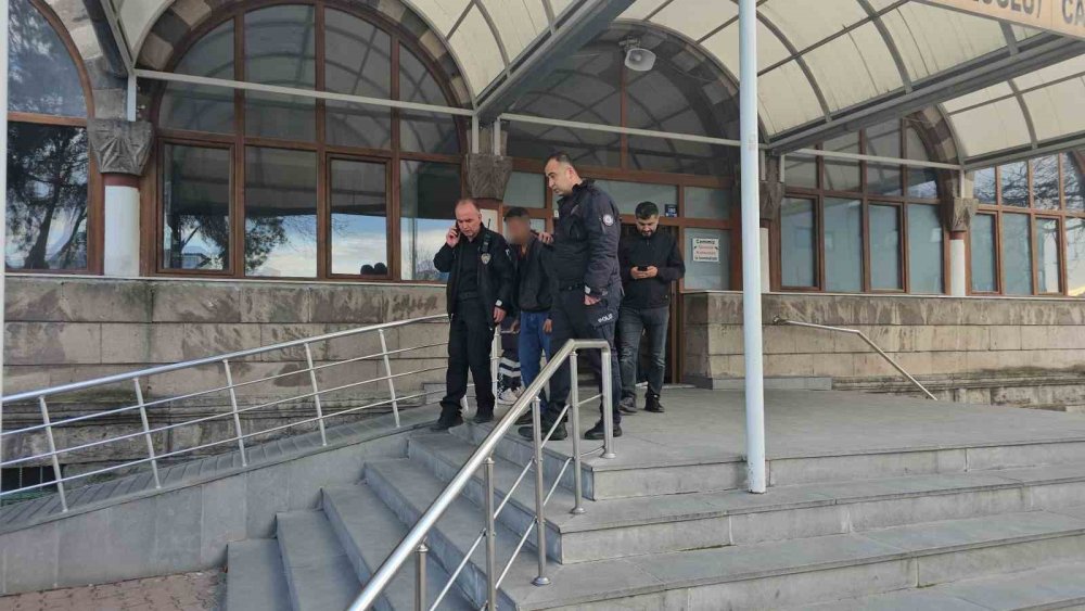 Atlamak için minareye çıktı, ekipler alarma geçti