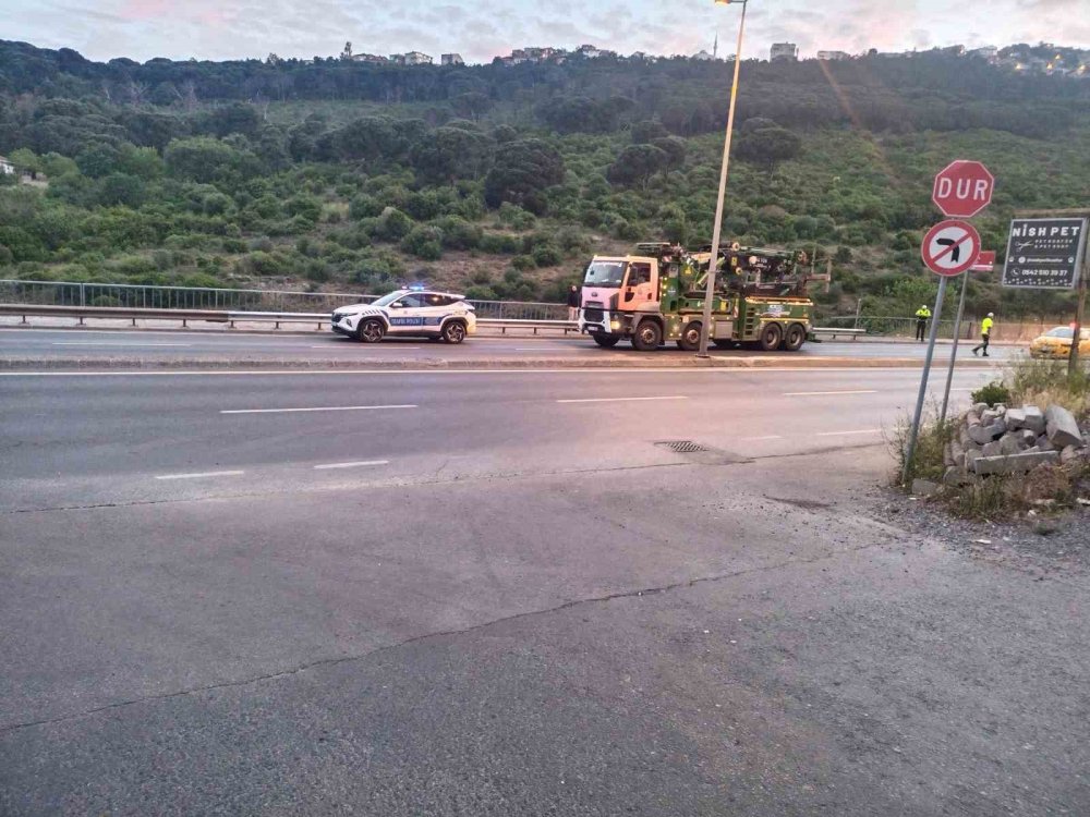 Bariyerleri aşan otomobil gölete uçtu