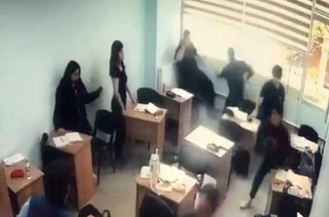 Hırsını alamadı, sınıfa girip öğrenciye saldırdı