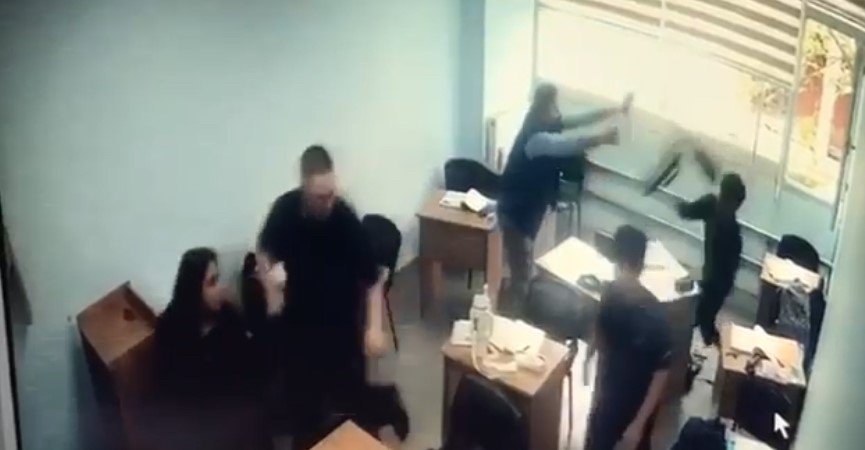 Hırsını alamadı, sınıfa girip öğrenciye saldırdı