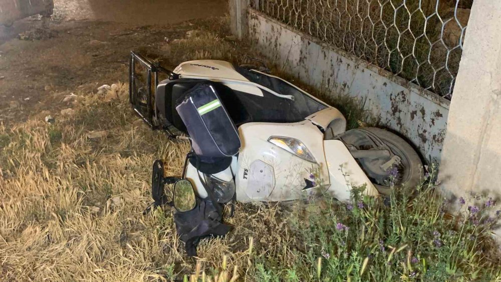 Otomobille çarpışan motokurye yaralandı