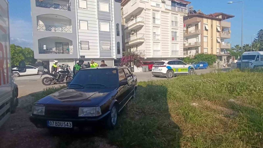Çocuk sürücü boş araziye otomobili sakladı, yaya kaçarken yakalandı