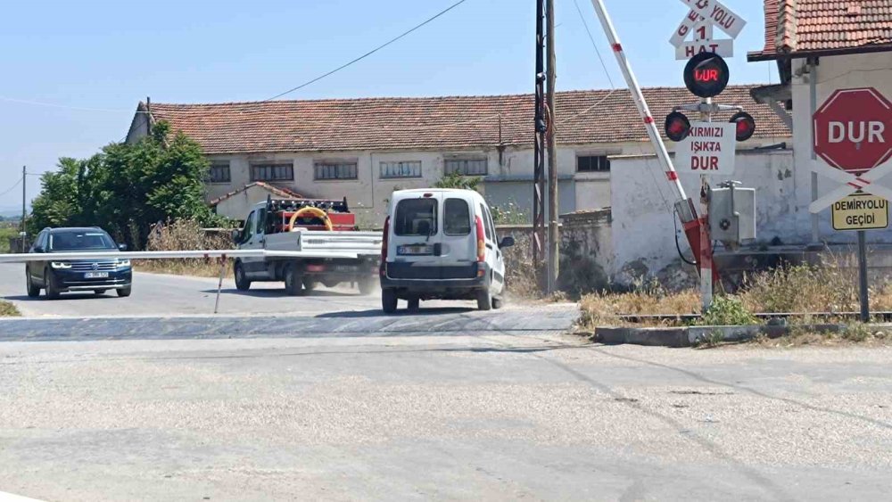 Hemzemin geçitte akıl almaz çözüm: Bariyeri taşla sabitlediler