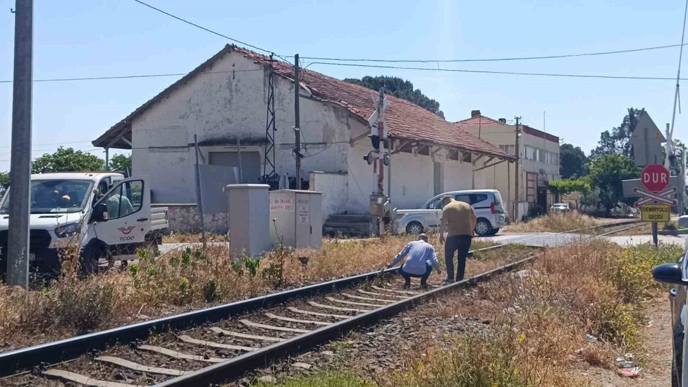 Hemzemin geçitte akıl almaz çözüm: Bariyeri taşla sabitlediler
