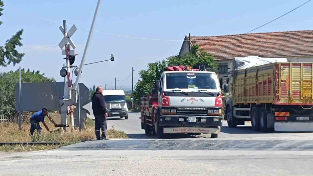 Hemzemin geçitte akıl almaz çözüm: Bariyeri taşla sabitlediler