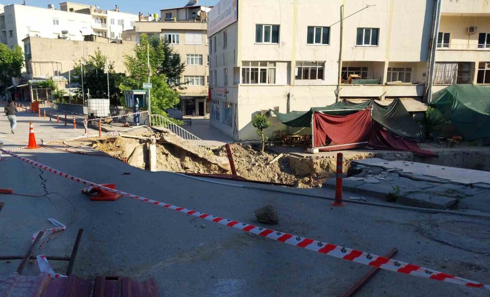 Temel çalışması yaparken köprü ve yol çöktü