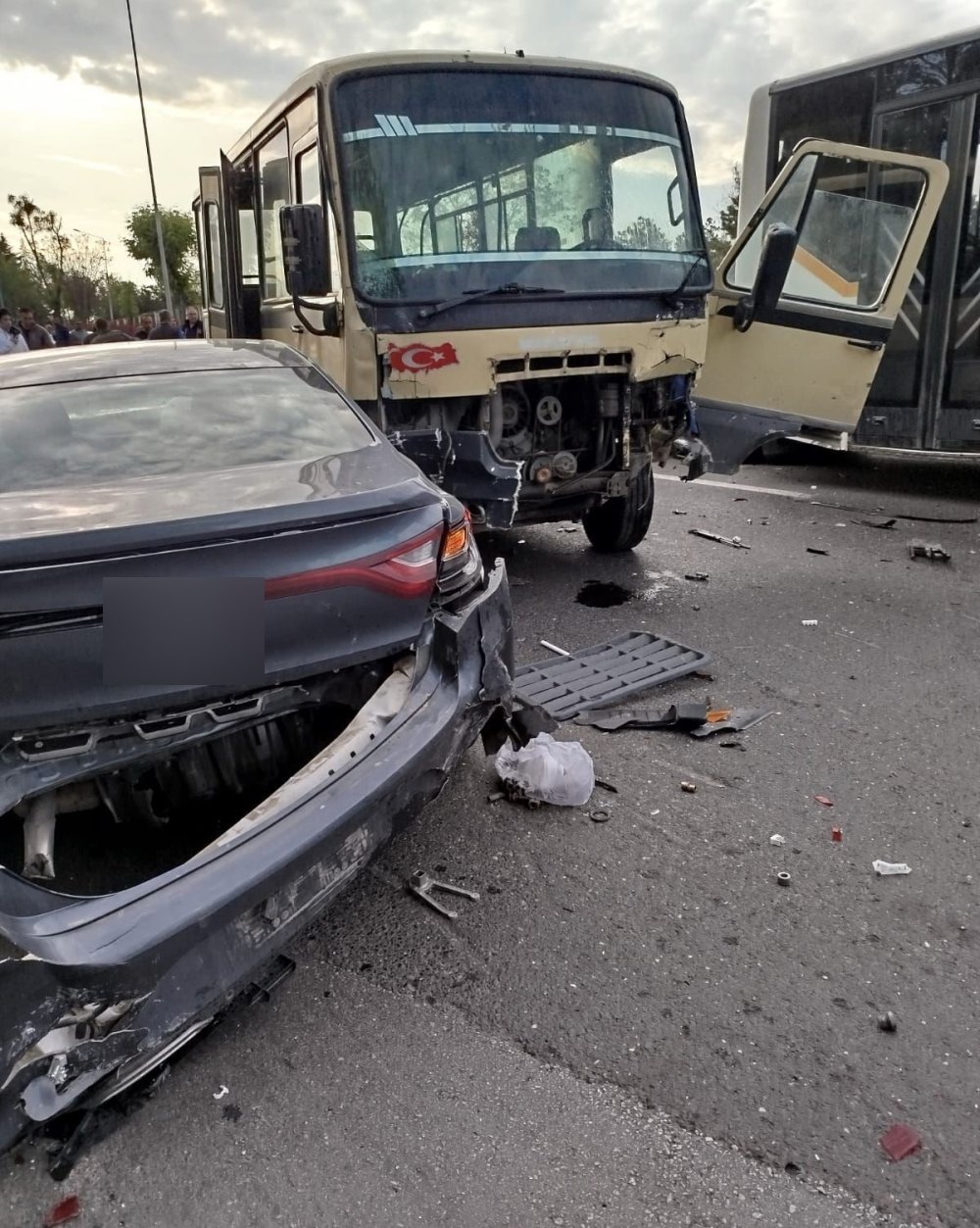 İşçi servisi kırmızı ışıkta bekleyen araçlara çarptı: 14 yaralı