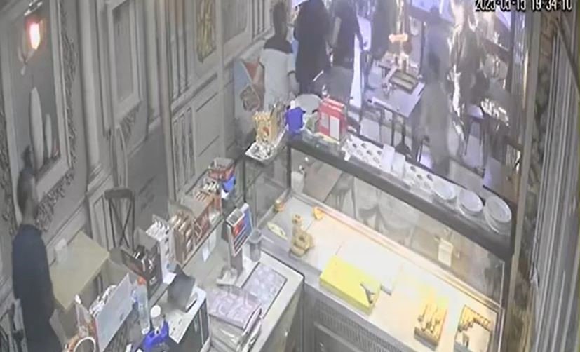 Bass sesini deprem sanıp sokağa döküldüler