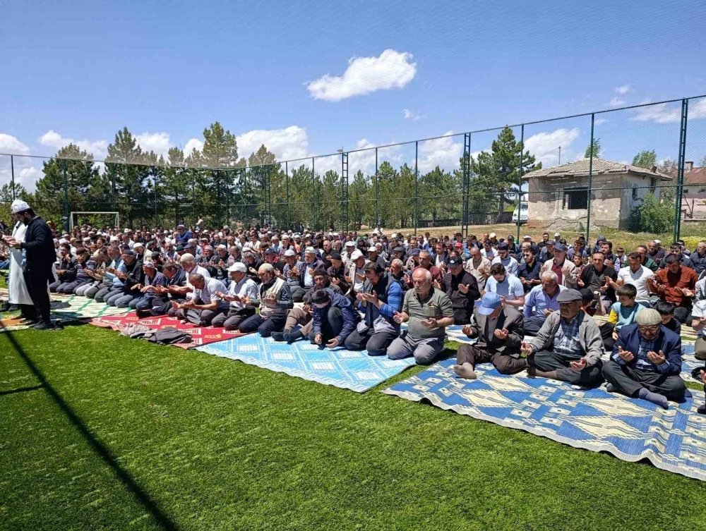 Binlerce insan Allah'a yalvardı