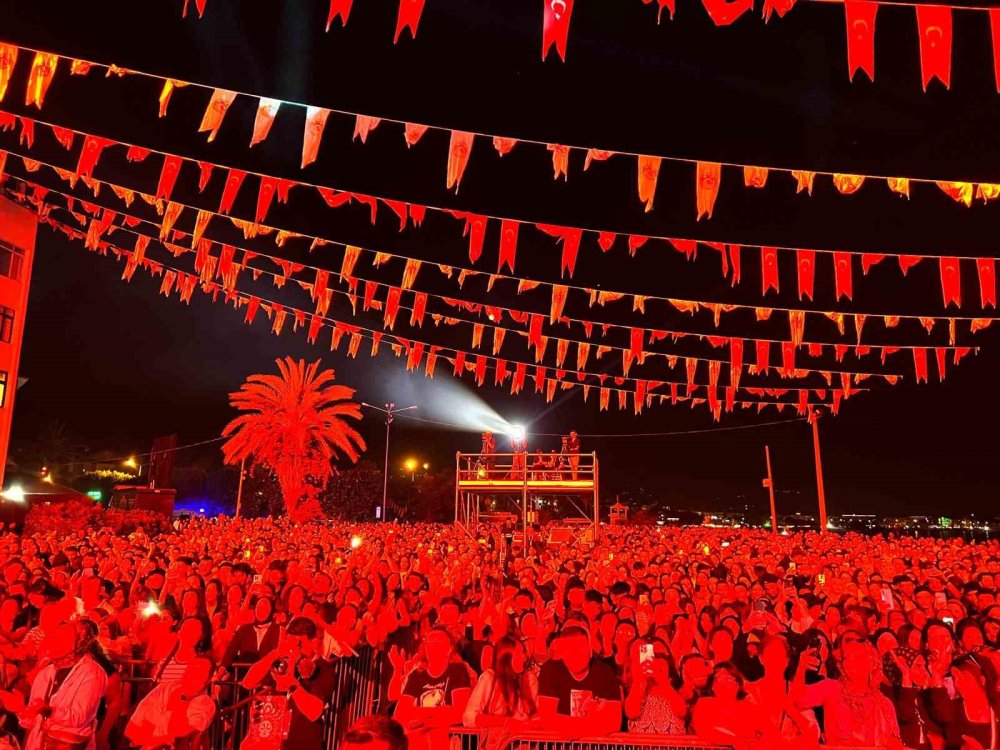 Sorunları bitmeyen Alanya Gökhan Özen'e konser verdirtti