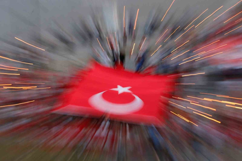 Yangına Konya koşuyor Antalya 400 metre bayrak israfı peşinde