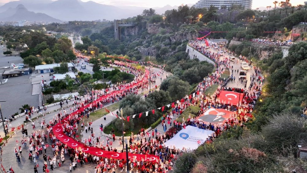 Yangına Konya koşuyor Antalya 400 metre bayrak israfı peşinde