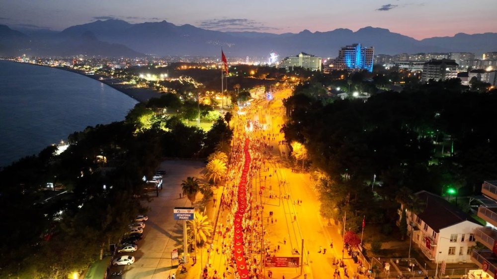 Yangına Konya koşuyor Antalya 400 metre bayrak israfı peşinde
