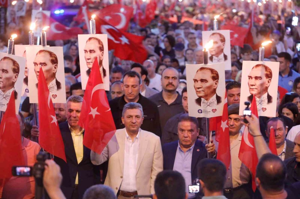 Yangına Konya koşuyor Antalya 400 metre bayrak israfı peşinde