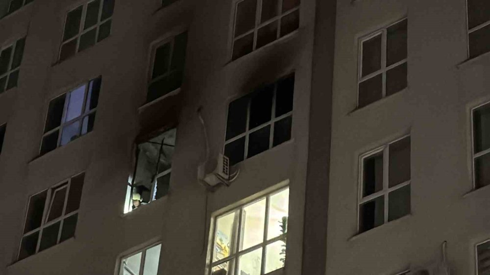11 katlı binada çıkan yangında bir kadın 8. kattan atladı