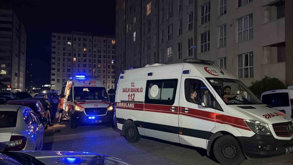 11 katlı binada çıkan yangında bir kadın 8. kattan atladı