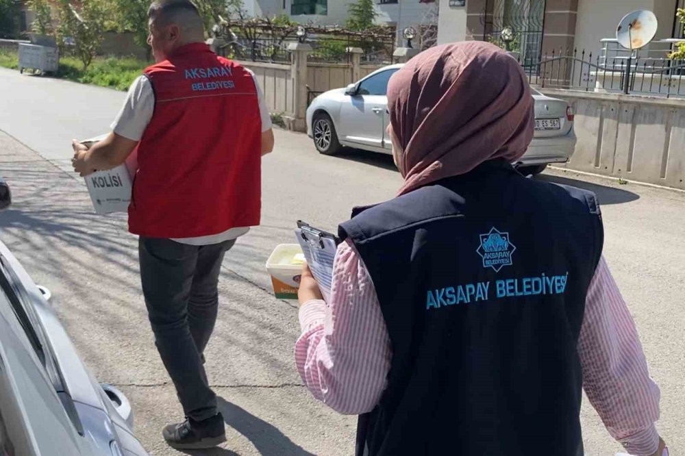 Başıboş köpekler parkta yürüyüş yaparken yakaladı