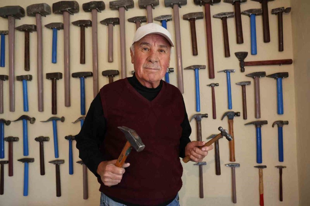 Kendisi 74 yaşında, dedesinden kalan eşyalarladan koleksiyon yaptı