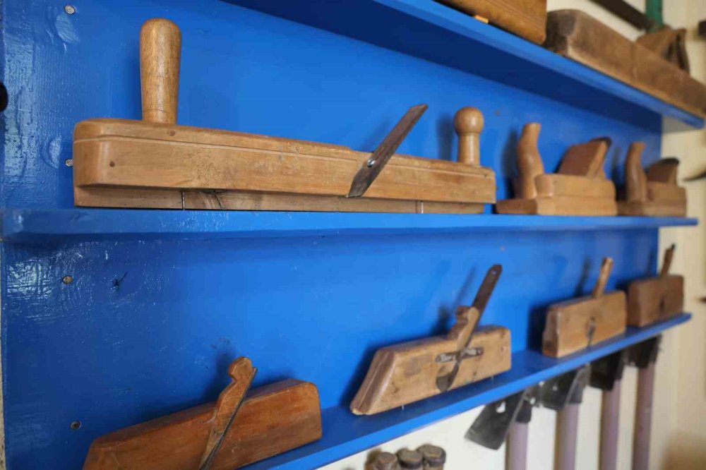 Kendisi 74 yaşında, dedesinden kalan eşyalarladan koleksiyon yaptı