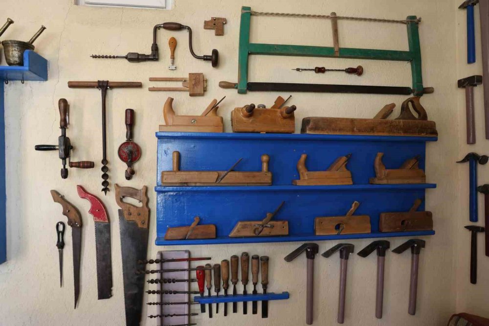 Kendisi 74 yaşında, dedesinden kalan eşyalarladan koleksiyon yaptı