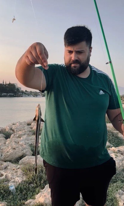 Kıyıdan oltasını attı, remora balığı yakaladı