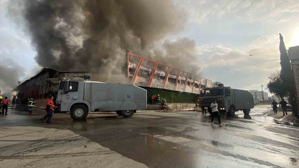 Mersin'in meşhur markasında yangın! TOMALAR bile geldi