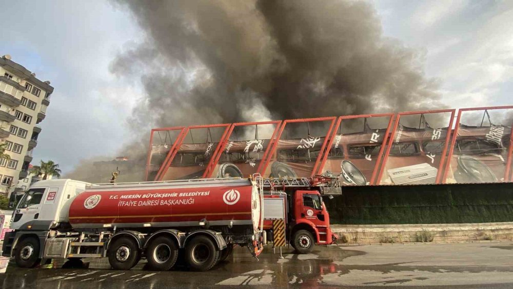 Mersin'in meşhur markasında yangın! TOMALAR bile geldi