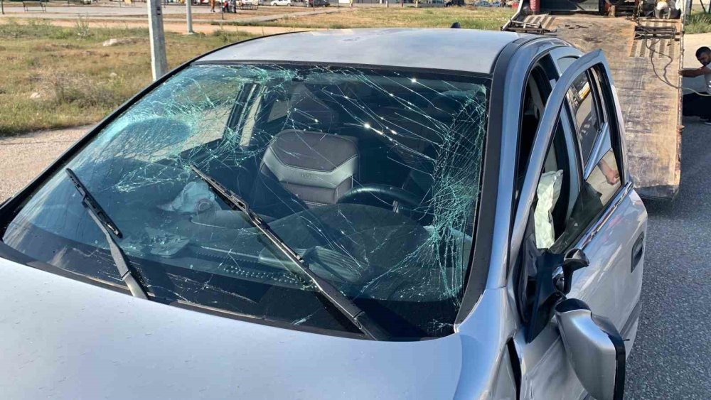 15 Yaşındaki Sürücü Polisten Kaçarken Duvara Çarptı