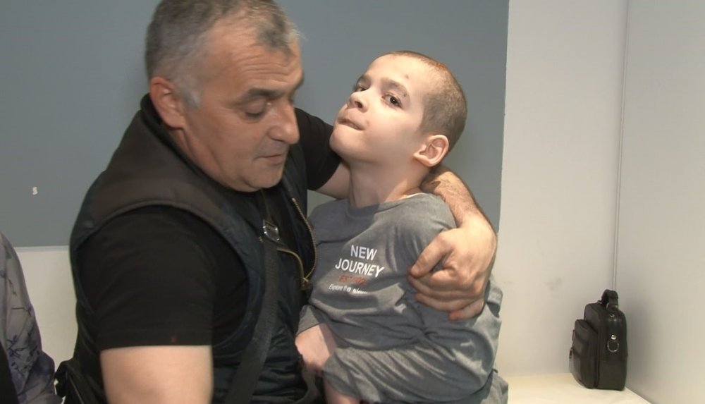 Distoni hastası Rus çocuk, Türk doktorların beyin pili operasyonuyla hayata tutundu