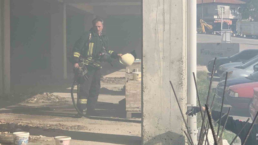 İnşaattaki atık malzemeler ortalığı yasa boğdu