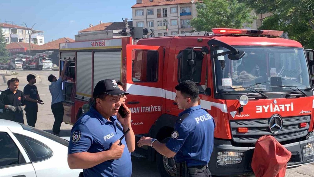 İnşaattaki atık malzemeler ortalığı yasa boğdu