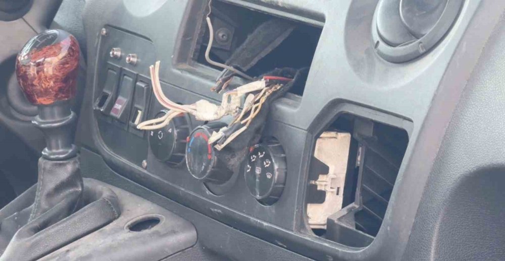 Park halindeki servis minibüsünü aküsünden tamponuna kadar söktüler