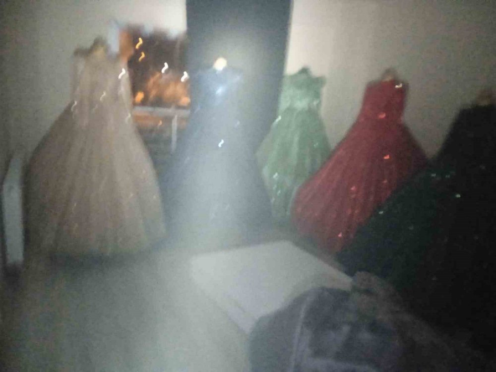 500 gelinlik kül oldu, zarar 4 milyon lira