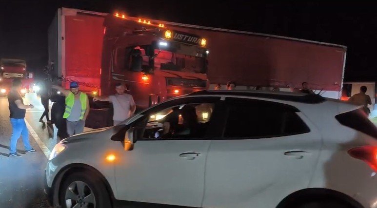 Korkulan olmadı: Direksiyonda rahatsızlanan sürücü yolu trafiğe kapattı