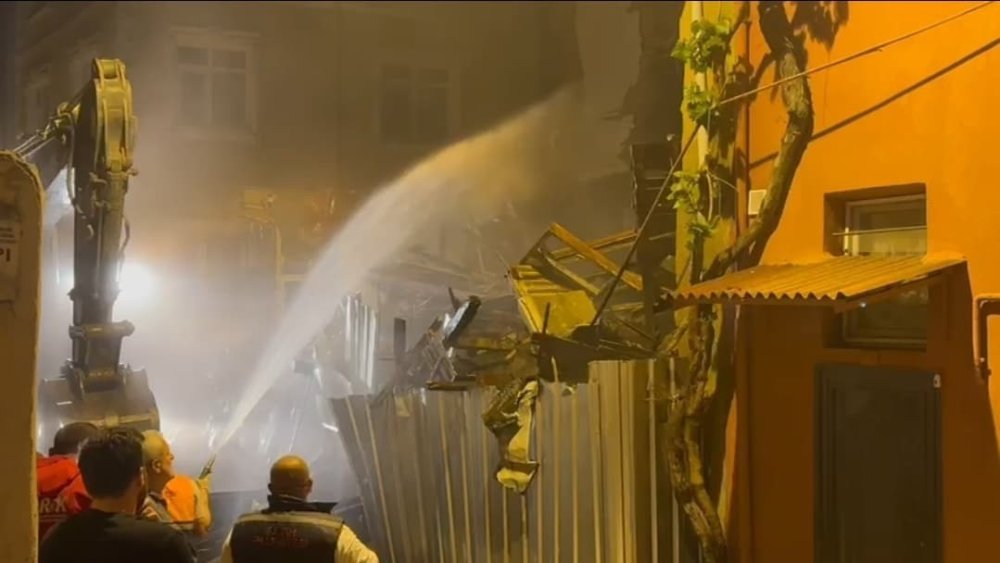 Akşam saatlerinde çöken bina, gece yıkıldı