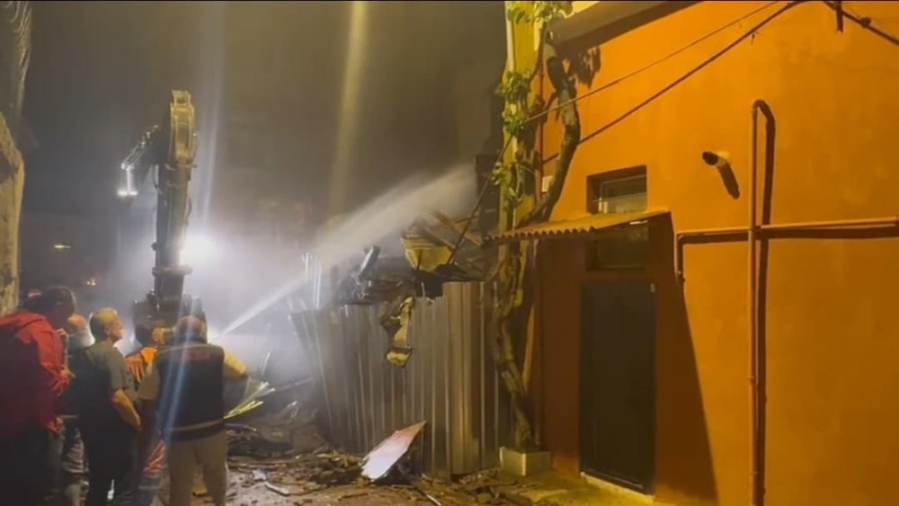 Akşam saatlerinde çöken bina, gece yıkıldı