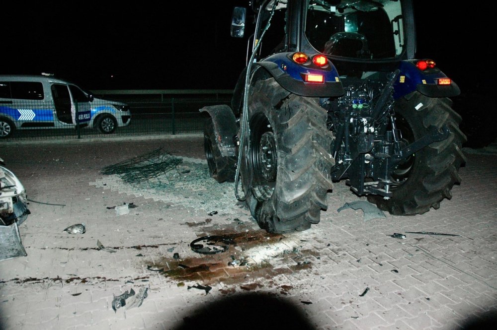 Kontrolden çıkan araç traktöre çarptı: Genç sürücü hayatını kaybetti