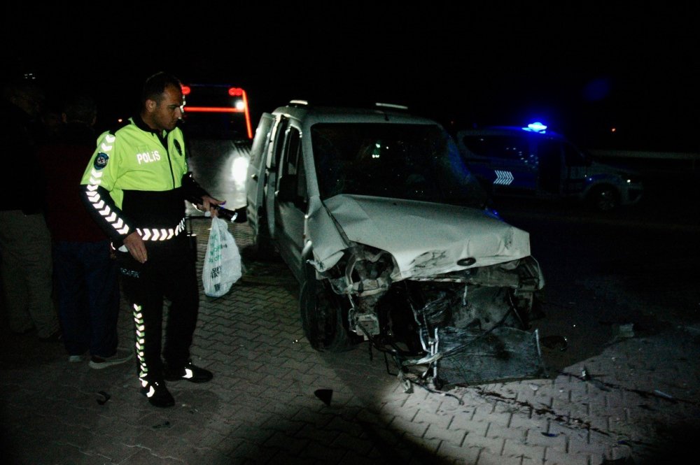 Kontrolden çıkan araç traktöre çarptı: Genç sürücü hayatını kaybetti