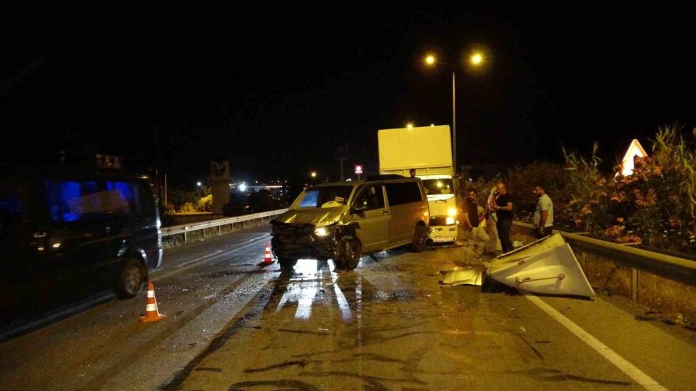 Gecenin karanlığında 5 araçlı zincirleme kaza